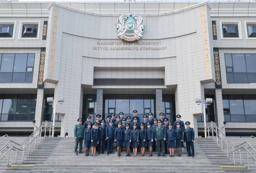 Молодые сотрудники МВД посетили библиотеку в честь Национального дня книги (3)