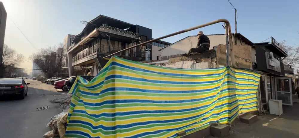 В Алматы снесли незаконные торговые объекты (5)