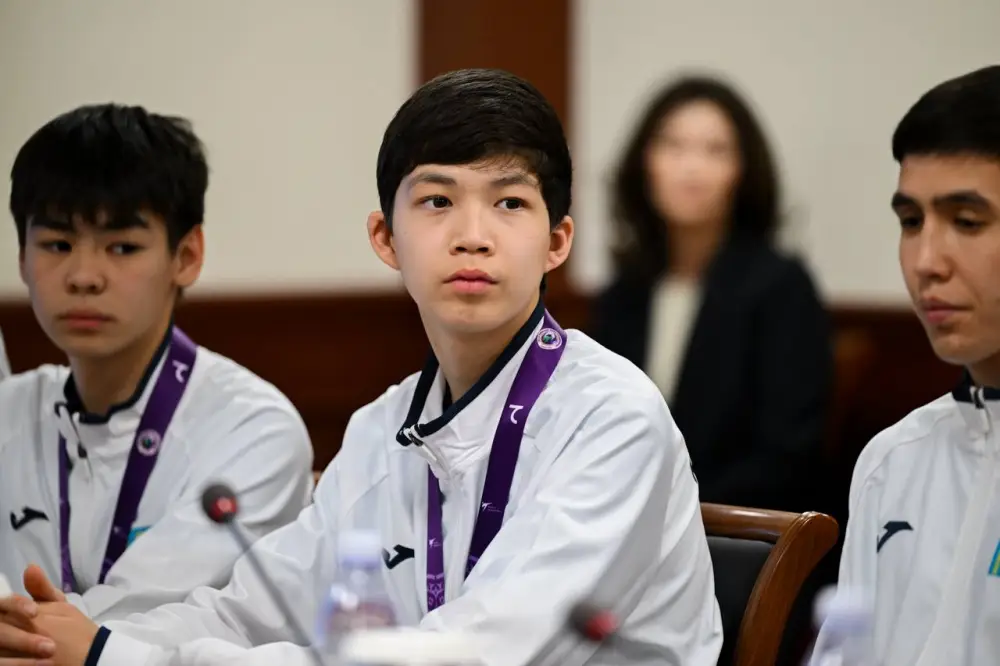 Ербол Мырзабосынов наградил чемпионку мира по таеквондо Айым Серикбаеву (4)