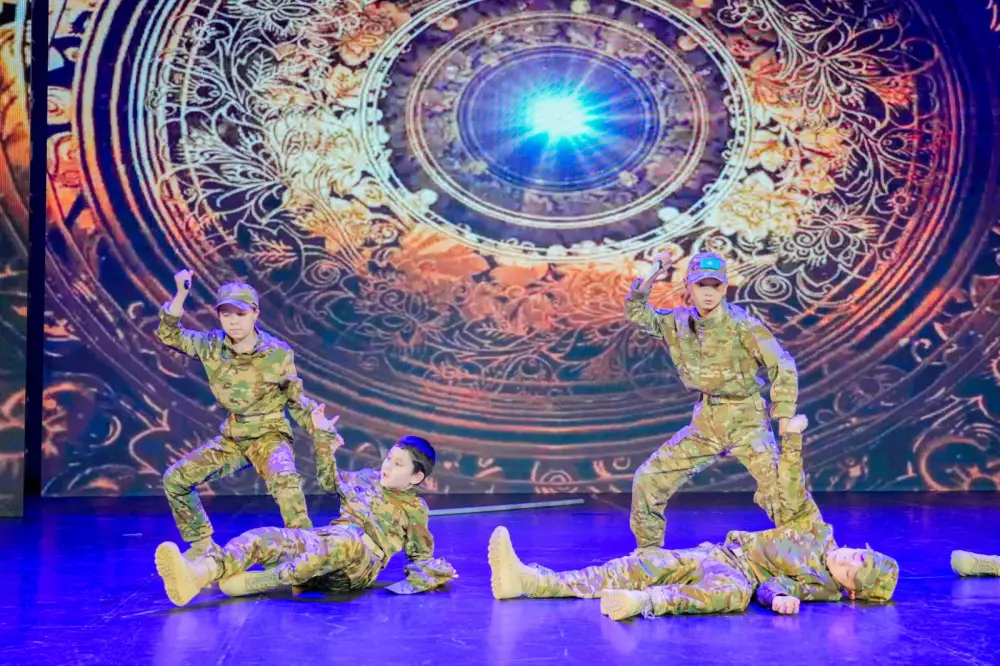 «Защита Родины — дело настоящих мужчин!»: в Астане проводили в армию очередную группу молодых людей (4)