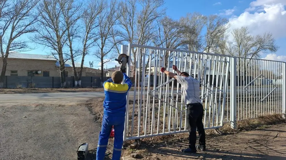В Астане продолжается масштабная уборка после зимы (3)
