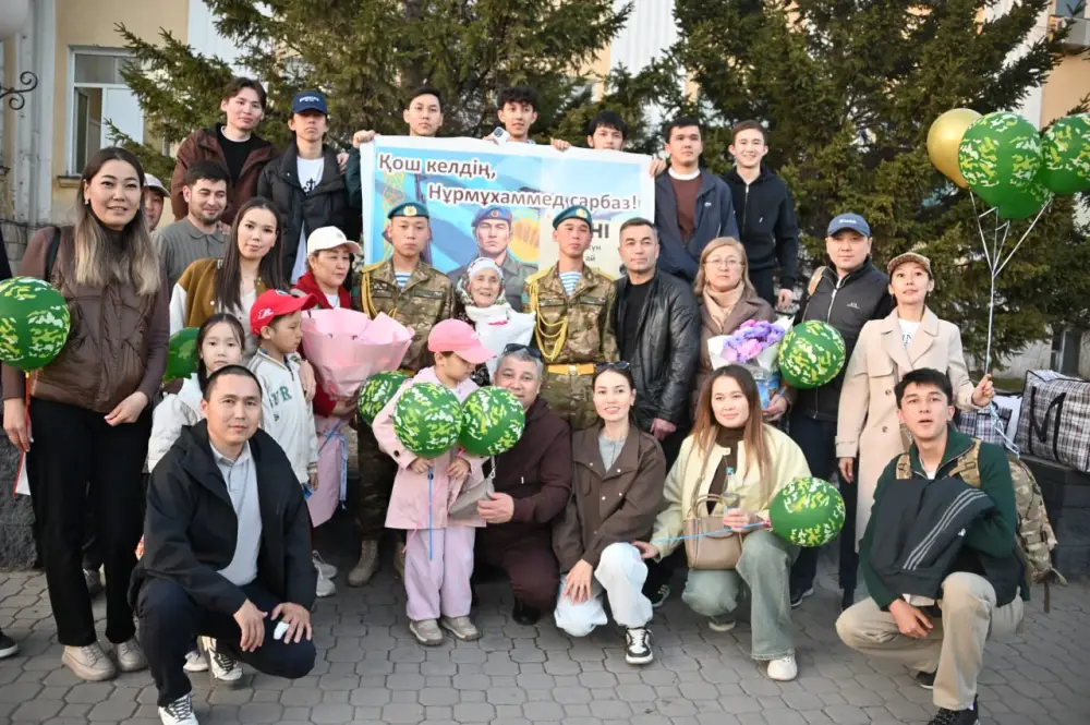 Встреча защитников Родины: на перроне десантник сделал предложение руки и сердца (8)