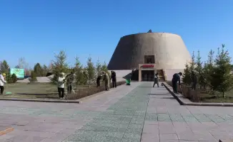 Сотрудники музеев Астаны объединились для благоустройства в рамках акции "Таза Қазақстан"