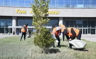 Сотрудники КТЖ и полиции провели очистку города в рамках экологической акции «Таза Қазақстан» в Астане