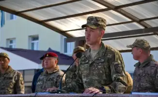 Солдаты, призванные весной, прощаются с боевым знаменем и рассматривают возможности продолжения службы по контракту