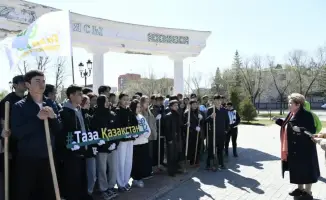 В Казахстане волонтеры очистили памятники в рамках акции «Мәдени мұраны бірге сақтайық»