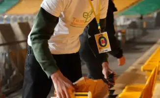 Алматинские болельщики убрали стадион после матча