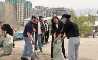В Алматы прошел субботник: работники культуры очистили городские территории