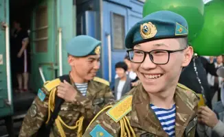 Вокзал столицы: десантник сделал предложение любимой