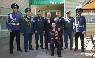 Международное признание: В Алматы ветерана Второй мировой войны Василия Долбню поздравили с 99-летием