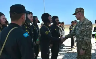 Главком Сухопутных войск генерал-майор Кучекбаев успешно провёл стрельбы из танка Т-72 на полигоне "Матыбулак"