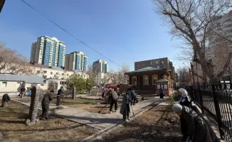 Культурные деятели Астаны участвуют в экологической акции "Таза Қазақстан" и подчеркивают важность чистоты в обществе