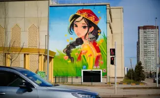 На фасаде здания в Астане появился новый мурал от художника Темірлана Абенова