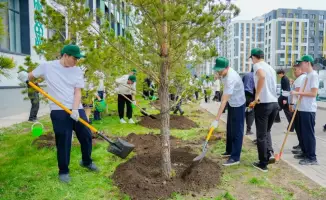 Выпускники столичных школ Казахстана участвуют в международной акции по озеленению