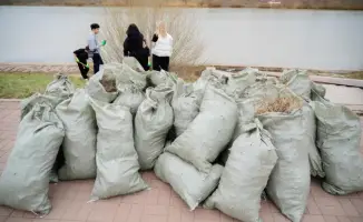 Молодежь Астаны поддерживает международную экоинициативу, очищая набережную реки Есиль