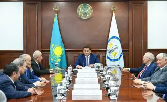 Поздравление ветеранов труда подчеркивает важность сохранения исторической памяти и уважения к предшествующим поколениям