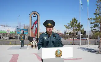 Министр по ЧС Чингис Аринов возложил цветы к памятнику на Аллее спасателей в Павлодаре