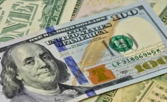 Курс доллара упал на торгах до уровня июня 2024 года