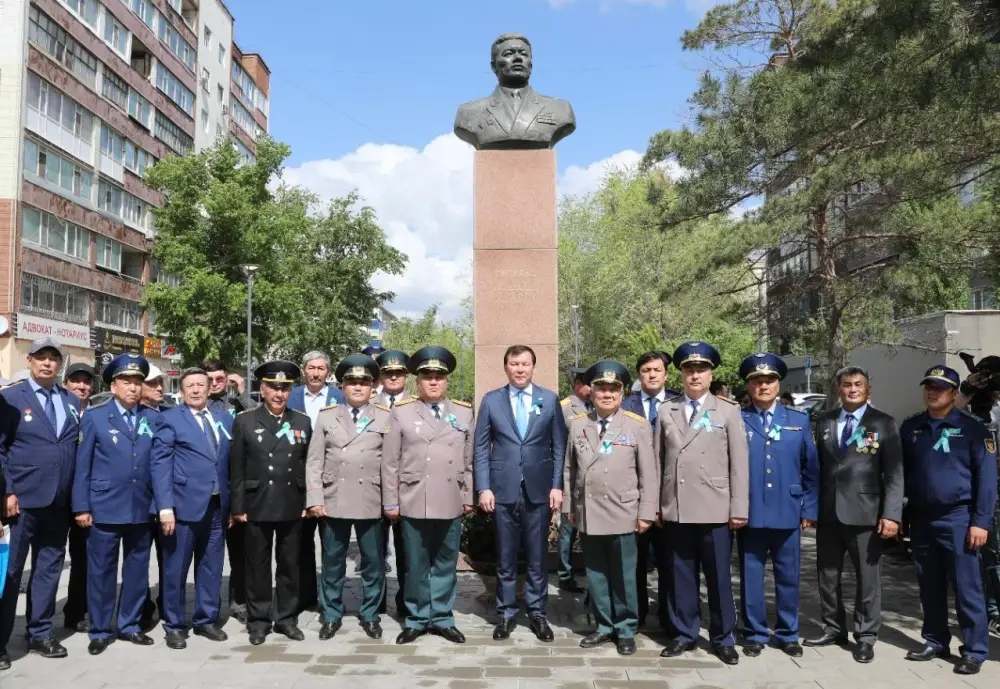 Празднование Дня защитника Отечества началось с возложения цветов и почтения памяти генерал-лейтенанта Жансена Кереева (6)