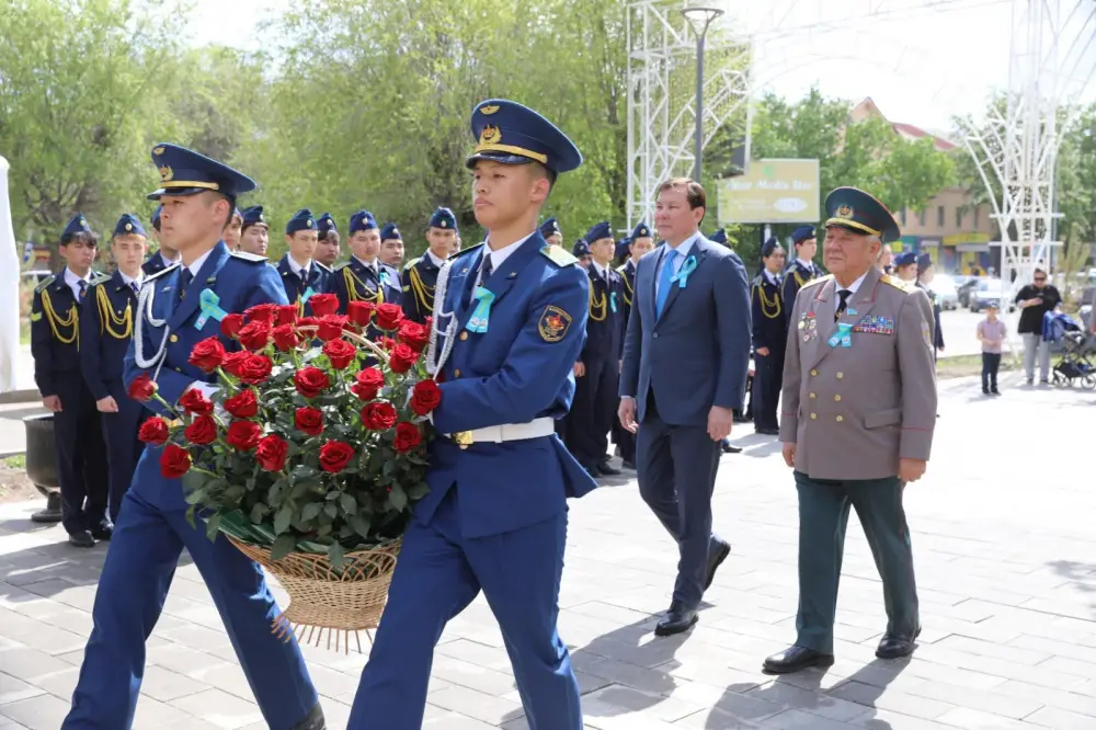 Празднование Дня защитника Отечества началось с возложения цветов и почтения памяти генерал-лейтенанта Жансена Кереева (10)