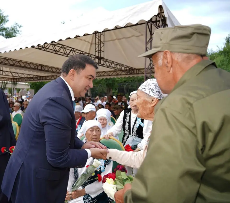 В ТУРКЕСТАНЕ ТОРЖЕСТВЕННО ОТМЕТИЛИ 81-ЛЕТИЕ ВЕЛИКОЙ ПОБЕДЫ (4)