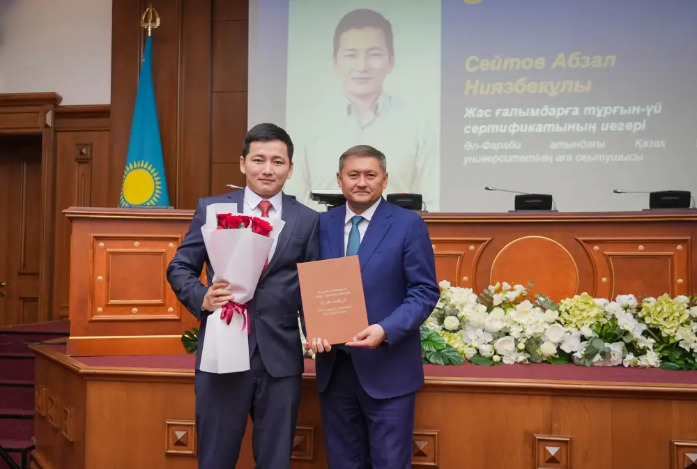 ИСПОЛНЕНИЕ ПОРУЧЕНИЯ ПРЕЗИДЕНТА: МИНИСТР ВРУЧИЛ МОЛОДЫМ УЧЕНЫМ СЕРТИФИКАТЫ НА КВАРТИРЫ (5)