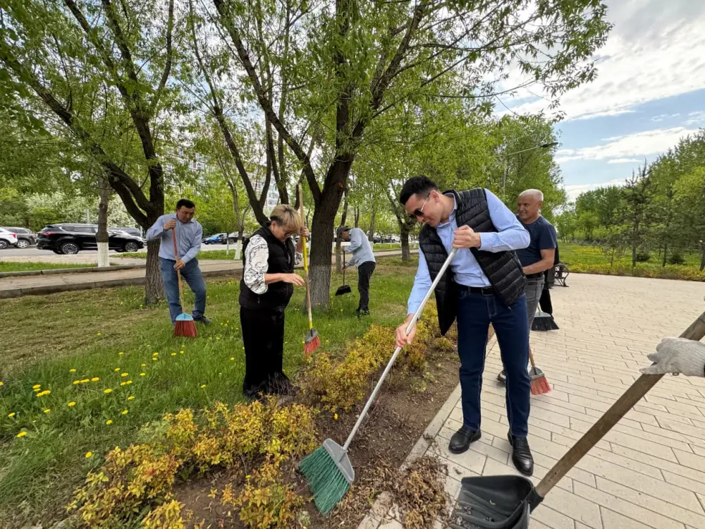 «Таза Қазақстан»: в Астане ведутся работы по очистке территорий памятников (4)
