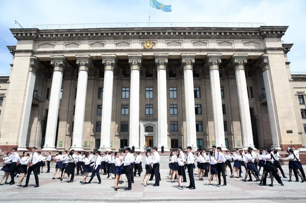 Вальс для города: выпускники поздравили Алмалинский район с 90-летием (4)