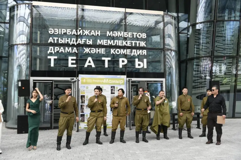 Театрализованный концерт на столичной площади провели в честь Дня Победы (7)