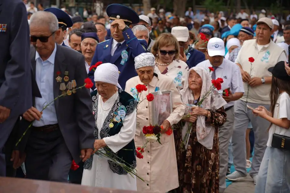 В ТУРКЕСТАНЕ ТОРЖЕСТВЕННО ОТМЕТИЛИ 81-ЛЕТИЕ ВЕЛИКОЙ ПОБЕДЫ (9)