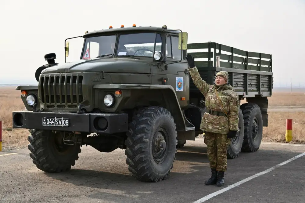 Около 250 курсантов военно-технических школ получили водительские права (3)