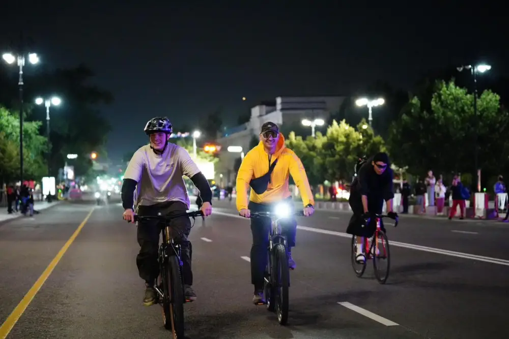 В Алматы впервые состоялся масштабный ночной велопробег Almaty Glow Ride (6)