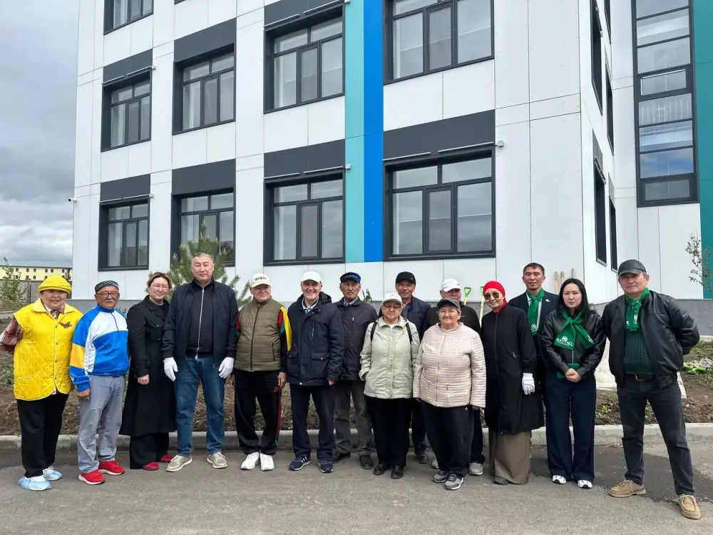 «Таза Қазақстан»: столичные пенсионеры провели экоакцию по посадке деревьев (5)