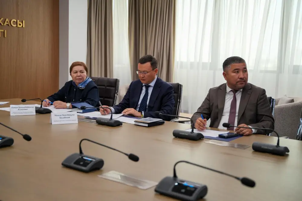 Министр юстиции РК Ерлан Сарсембаев провёл приём граждан в общественной приёмной Центрального аппарата партии AMANAT (2)