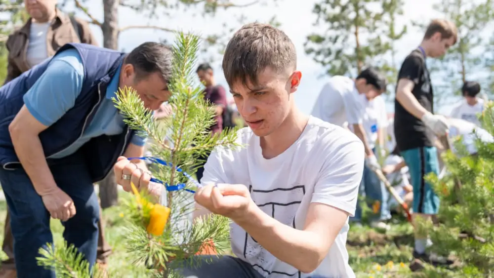 В Усть-Каменогорске выпускники школ высадили именные деревья (7)