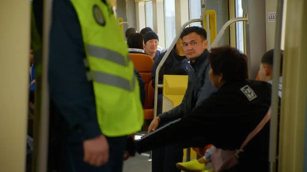 В Астане выпускники школ спели песню «Ақ бантик» в LRT (3)