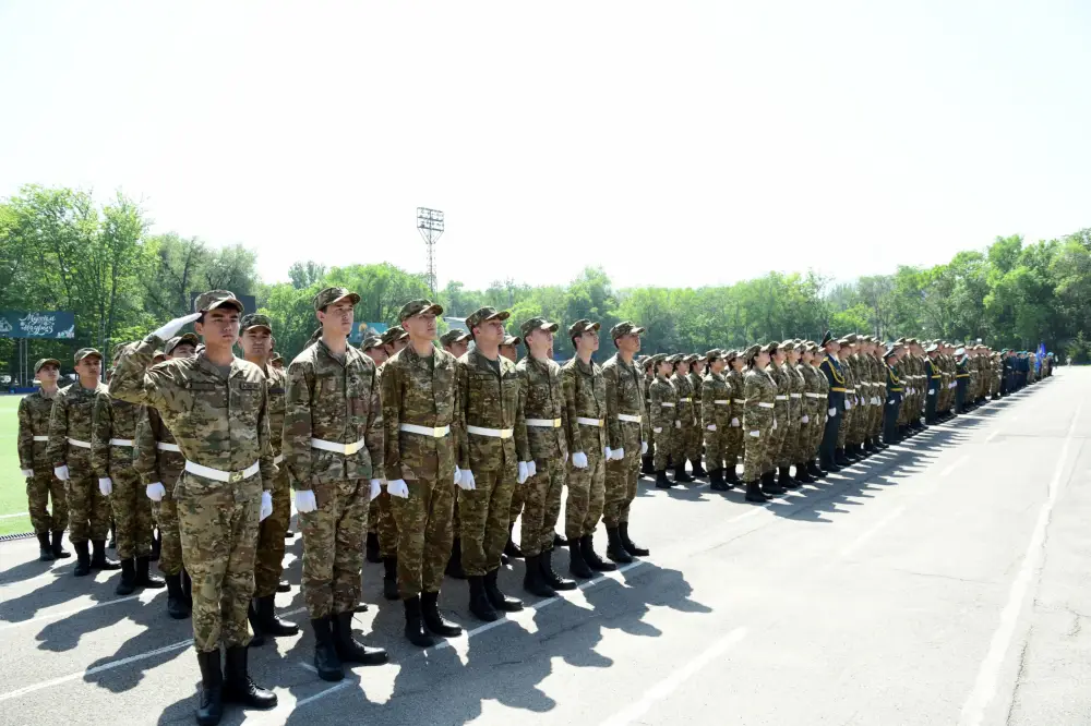 День защитника Отечества: в Университете Абая прошло военно-патриотическое шествие (9)