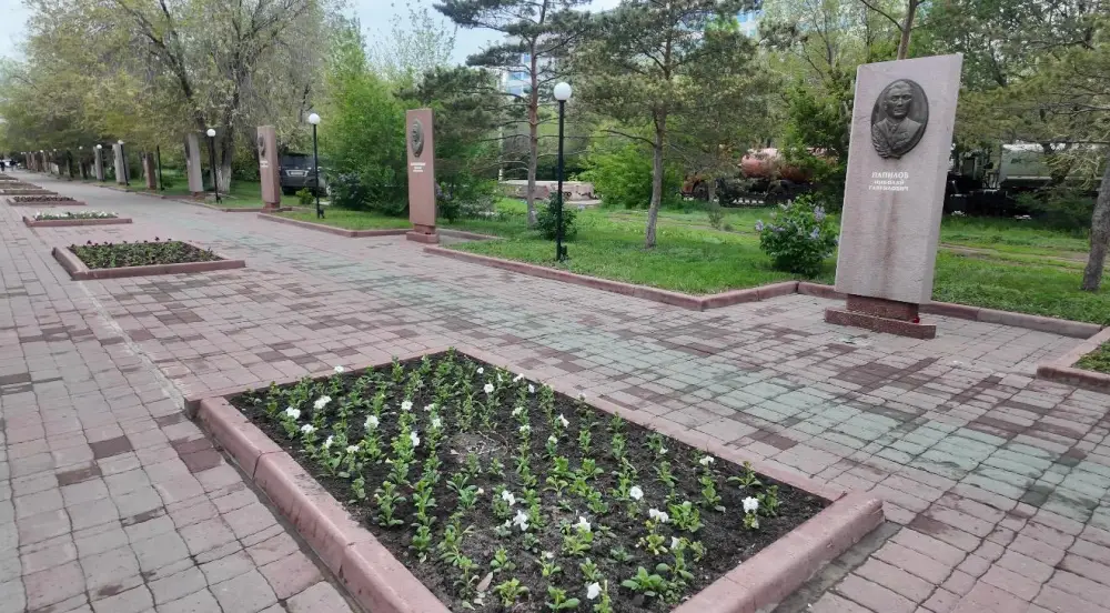 В Актюбинской области в преддверии Дня Победы высадили 4000 деревьев (4)