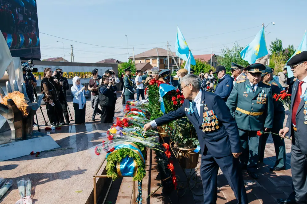 Жители Атырау возложили цветы к Вечному огню в День Победы (2)