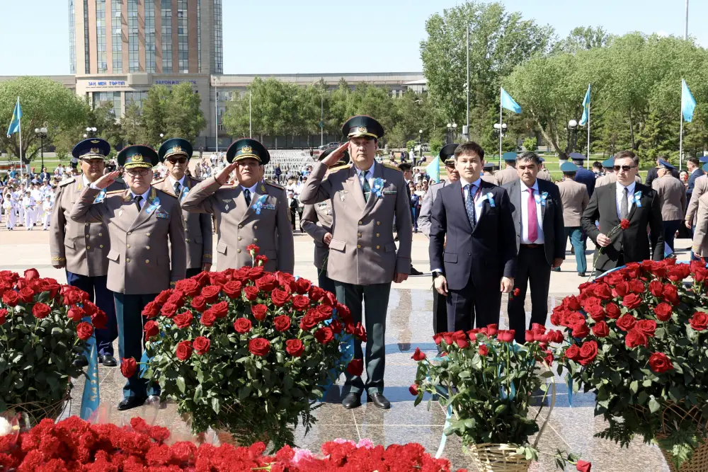 Министр обороны возложил цветы к монументу «Отан Ана» (3)