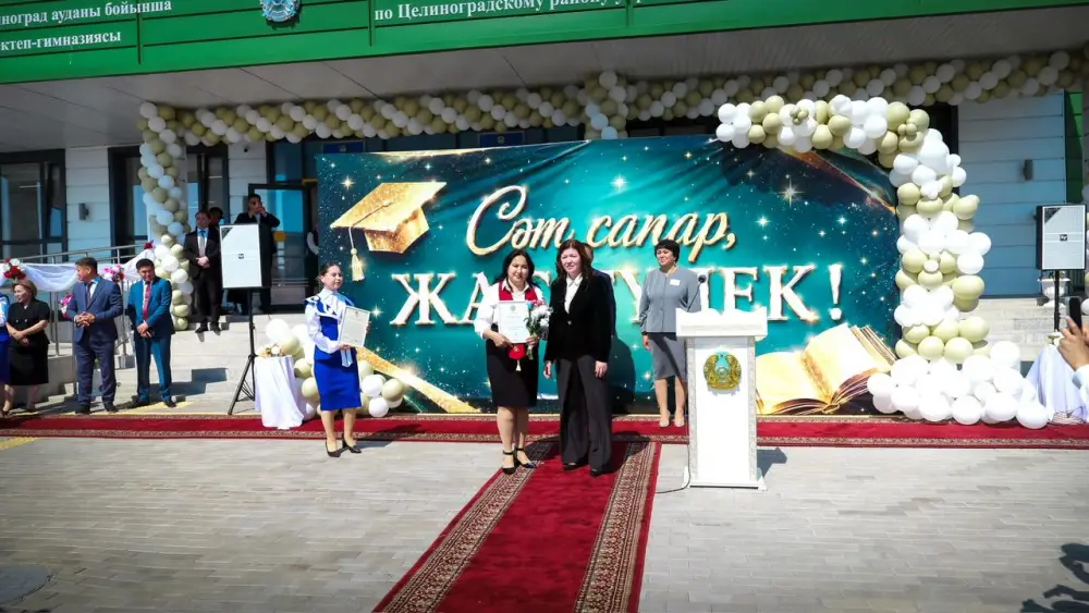 Жулдыз Сулейменова приняла участие в торжественной линейке по случаю окончания учебного года в селе Талапкер (7)