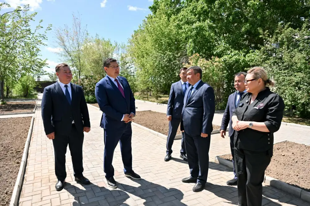 Проконтролирован ход ремонтных работ в больнице Курчатова (8)