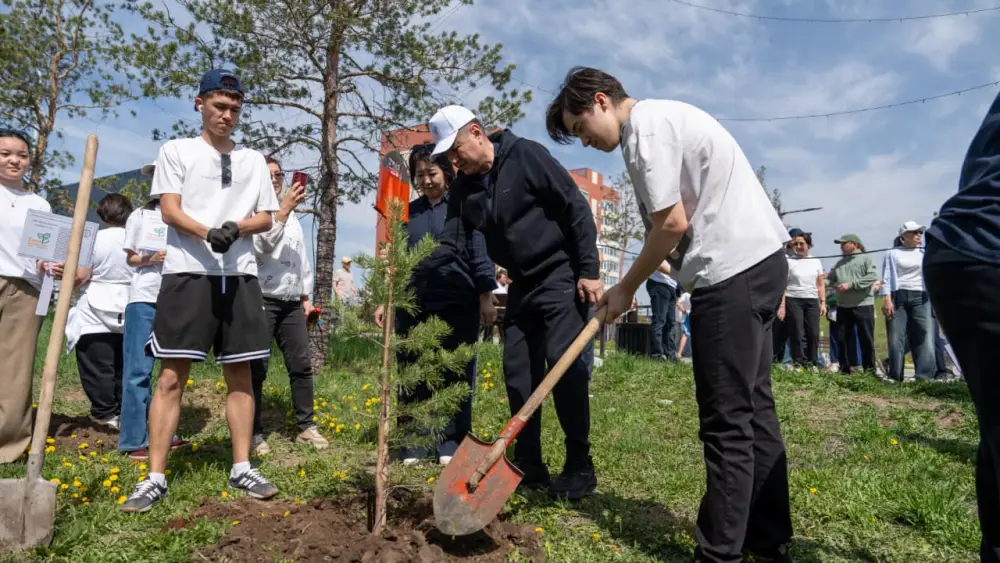 В Усть-Каменогорске выпускники школ высадили именные деревья (4)