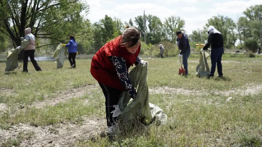 «Чистый город – чистая среда»: в поселке Водный города Семей прошла экологическая акция (9)