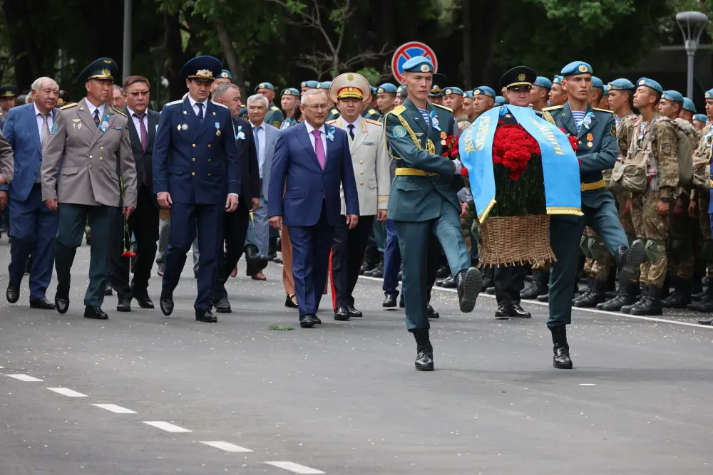 В честь 9 Мая в области Жетісу хор из 150 человек исполнил на двух языках песню «День Победы» (3)