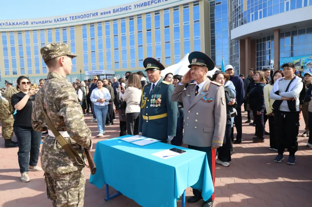 В Астане более 400 студентов военной кафедры КазУТБ присягнули на верность Родине (4)