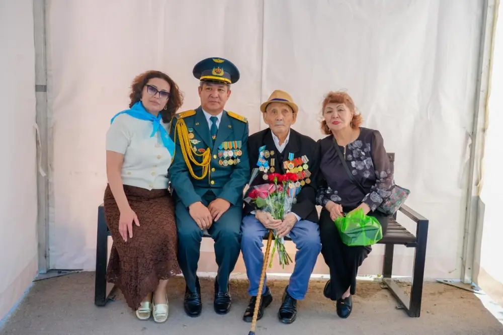 Ветерана войны Рзагула Байекешева торжественно поздравили с Днём Победы в Астане (6)