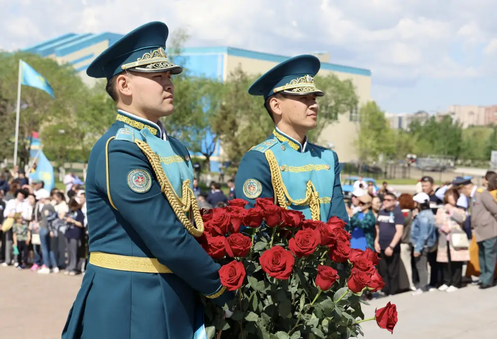 Министр обороны возложил цветы к монументу «Отан Ана» (5)