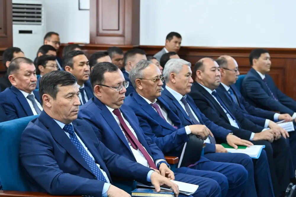 Обсуждены итоги отопительного сезона и вопросы подготовки к предстоящему периоду (4)