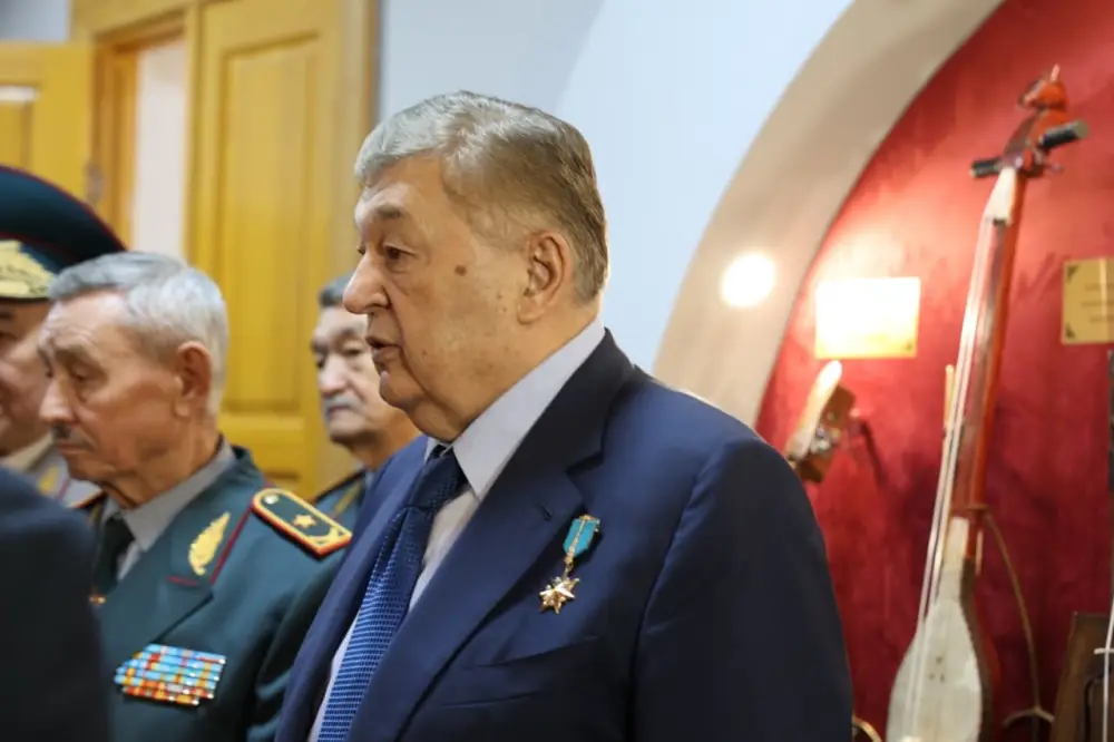 Военные традиции, национальное наследие, походные инструменты: генералы Вооруженных сил РК посетили Музей искусств в Астане (9)